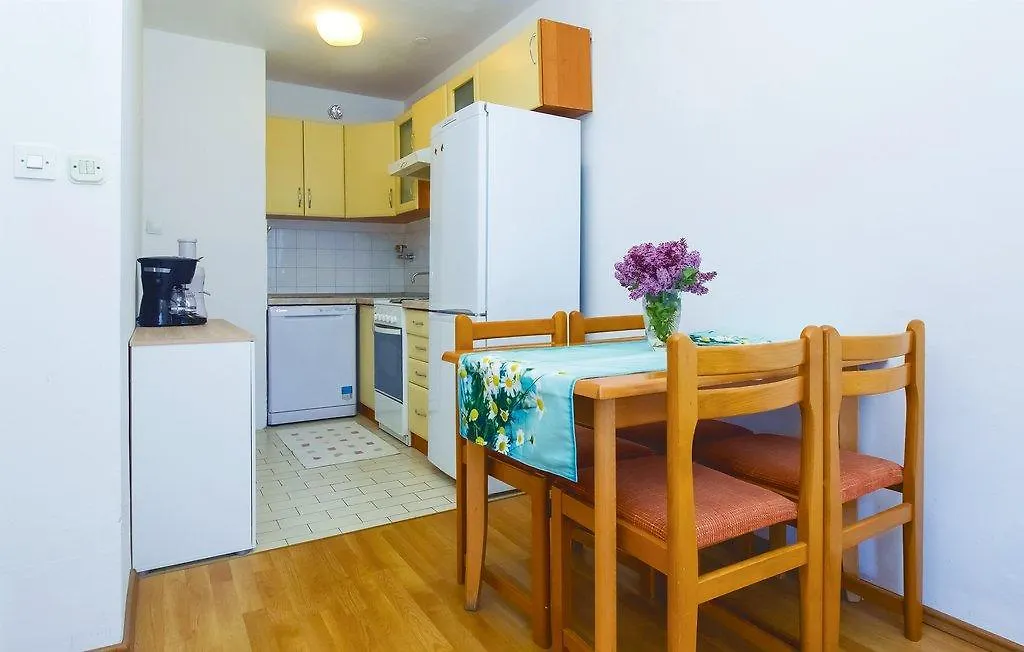Apartment Mesin Split